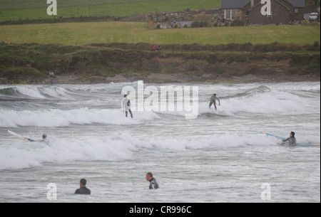 Surfeurs à Garrettstown, West Cork, Irlande Banque D'Images