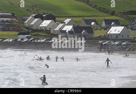 Surfeurs à Garrettstown, West Cork, Irlande Banque D'Images