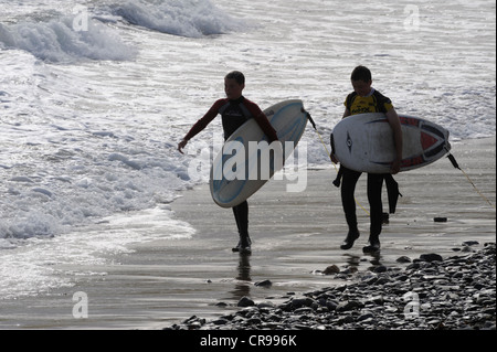 Surfeurs à Garrettstown, West Cork, Irlande Banque D'Images