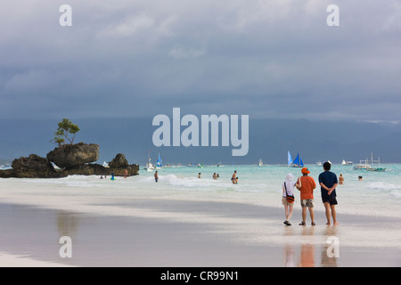 Plage, les gens sur la plage, l'île de Boracay, Province d'Aklan, Philippines Banque D'Images