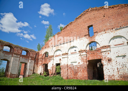 Monument Russe abandonnée : ruines de vieux logements militaires. A été construit en 6 ans à partir de 1818. Architecte - Vasily Petrovitch Stasov. Banque D'Images