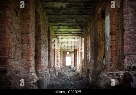 Monument Russe abandonnée : ruines de vieux logements militaires. A été construit en 6 ans à partir de 1818. Architecte - Vasily Petrovitch Stasov. Banque D'Images