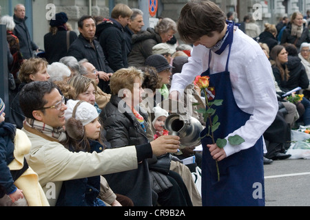 ZURICH - 16 avril : Membre de St.Niklaus guild versez le vin à des spectateurs lors de printemps annuel traditionnel défilé des guildes Banque D'Images