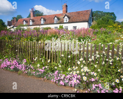 Joli chalet jardin Great Finborough, Suffolk, Angleterre Banque D'Images