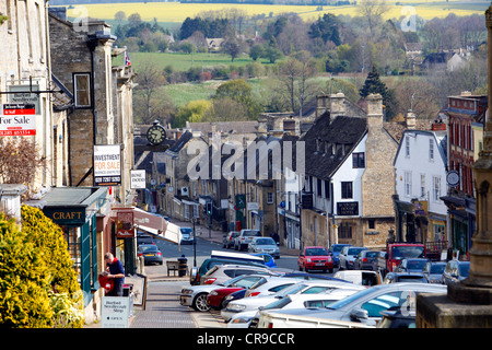 Burford, une petite ville sur la rivière Windrush dans les collines de Cotswold, frappées par d'anciennes maisons de pierre. Burford, Oxfordshire, UK, Banque D'Images