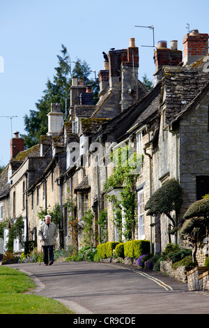 Burford, une petite ville sur la rivière Windrush dans les collines de Cotswold, frappées par d'anciennes maisons de pierre. Burford, Oxfordshire, UK, Banque D'Images