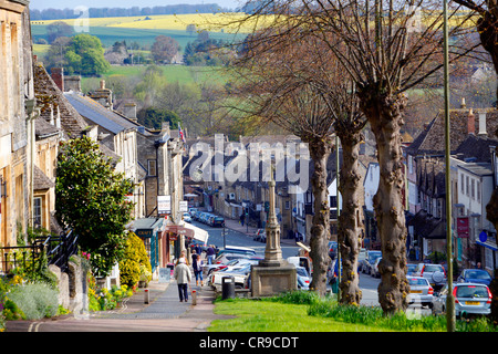 Burford, une petite ville sur la rivière Windrush dans les collines de Cotswold, frappées par d'anciennes maisons de pierre. Burford, Oxfordshire, UK, Banque D'Images