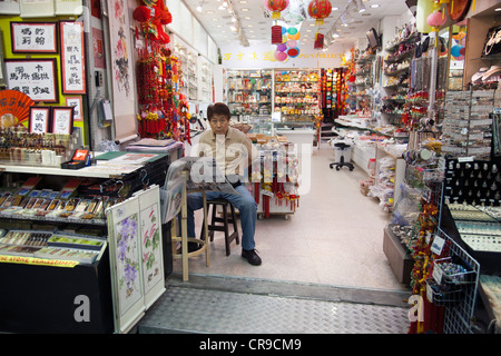 Stall-keeper au Stanley Market, Hong Kong 2 Banque D'Images