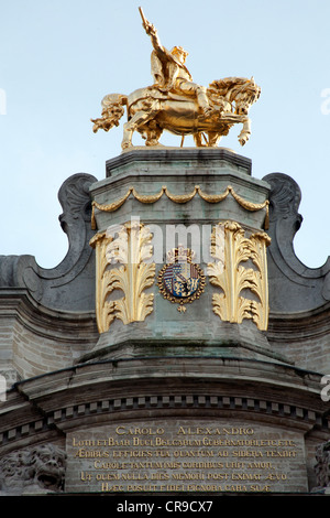 La statue équestre de Charles de Lorraine le haut de Brewers Hall Grand Place ou Grand-place Bruxelles Belgique Banque D'Images