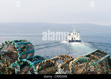 Tingwall port avec un ferry en partance - îles Orkney, Ecosse Banque D'Images