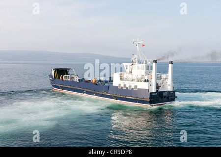 Tingwall port avec un ferry en partance - îles Orkney, Ecosse Banque D'Images