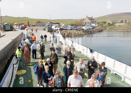 Tingwall Harbour - îles Orkney, en Écosse. Passagers à bord du ferry Banque D'Images