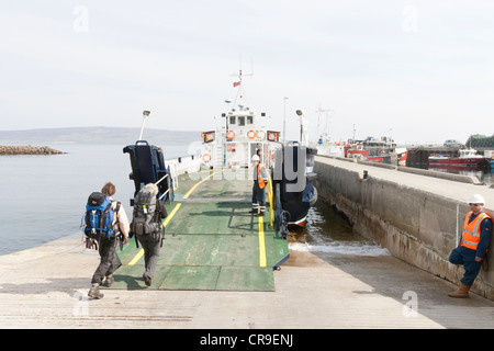 Tingwall Harbour - îles Orkney, Ecosse, passagers à bord du ferry Banque D'Images