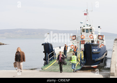 Tingwall Harbour - îles Orkney, Ecosse, passagers de quitter le ferry Banque D'Images