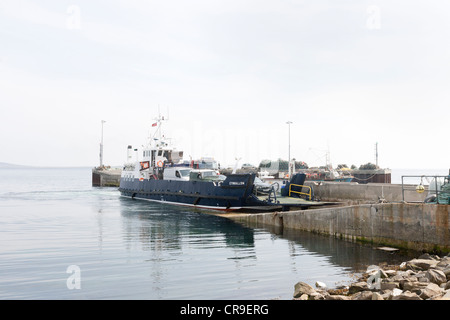 Tingwall Harbour - îles Orkney, en Écosse, un traversier arrivant Banque D'Images