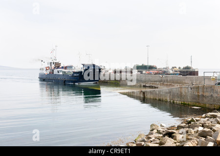 Tingwall Harbour - îles Orkney, en Écosse, un traversier arrivant Banque D'Images