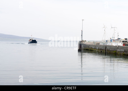 Tingwall Harbour - îles Orkney, en Écosse, un traversier arrivant Banque D'Images