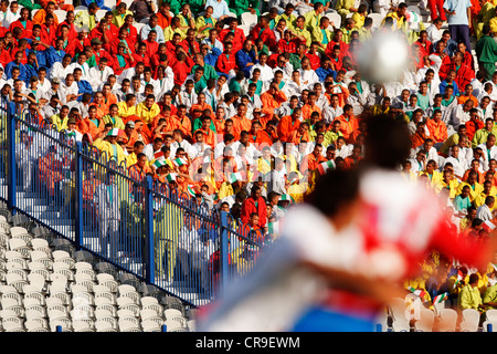 Spectateurs regarder l'action en un FIFA U-20 World Cup soccer match entre le Paraguay et l'Italie, à Stade International du Caire. Banque D'Images