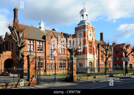 Gates & face de Brentwood School bâtiment en brique principale jour privés indépendants et d'embarquement l'éducation scolaire avec tour de l'horloge à Brentwood, Essex, Angleterre Banque D'Images