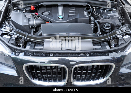 Nettoyez le compartiment moteur et les composants sous le capot d'une nouvelle BMW X1 Sdrive 18d diesel, y compris la grille de radiateur Angleterre Royaume-Uni Banque D'Images