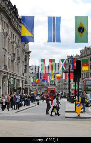 Sélection de scènes de rue londoniennes drapeaux nationaux de 206 pays participant aux Jeux Olympiques de Londres 2012 affichés au-dessus de la zone commerçante de Regent Street Angleterre Royaume-Uni Banque D'Images