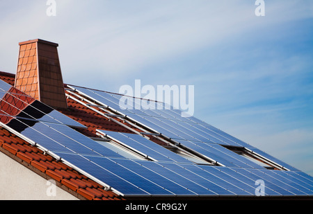 Panneaux solaires photovoltaïques installés sur le toit d'une maison allemande. Banque D'Images