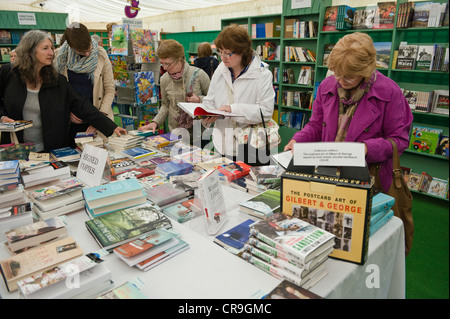 Les visiteurs parcourant des livres en librairie Pembertons au Telegraph Hay Festival 2012, Hay-on-Wye, Powys, Wales, UK Banque D'Images