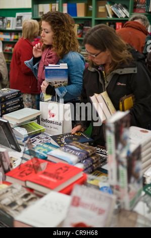 Les visiteurs parcourant des livres en librairie Pembertons au Telegraph Hay Festival 2012, Hay-on-Wye, Powys, Wales, UK Banque D'Images