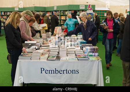 Les visiteurs parcourant des livres en librairie Pembertons au Telegraph Hay Festival 2012, Hay-on-Wye, Powys, Wales, UK Banque D'Images