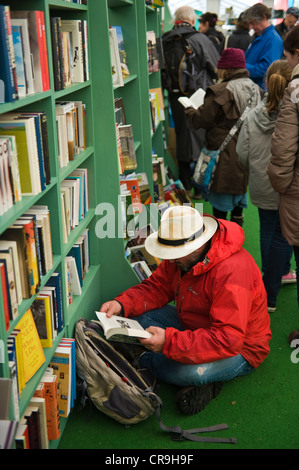 Les visiteurs parcourant des livres en librairie Pembertons au Telegraph Hay Festival 2012, Hay-on-Wye, Powys, Wales, UK Banque D'Images