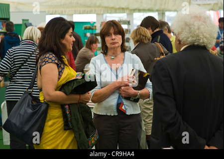 Les visiteurs parcourant des livres en librairie Pembertons au Telegraph Hay Festival 2012, Hay-on-Wye, Powys, Wales, UK Banque D'Images