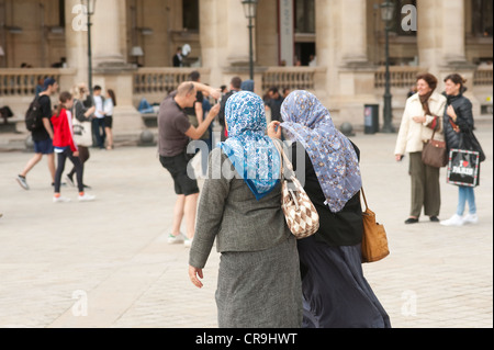 Paris, France - deux femmes matures arabes portant voile walking Banque D'Images