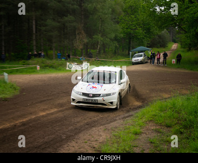 La Skoda Rainworth Dukeries Rally 2012 dans la forêt de Sherwood, Nottinghamshire Banque D'Images