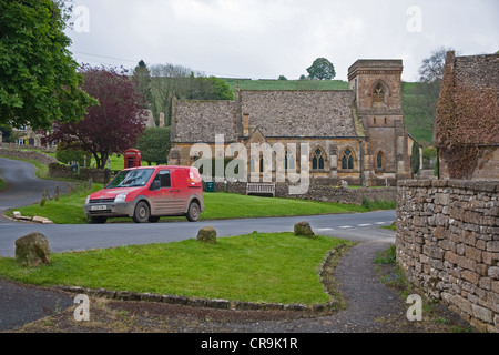 St Barnabas Church, Snowshill, Worcestershire, avec red poster van en premier plan Banque D'Images