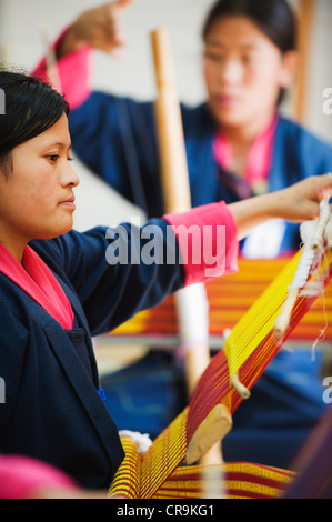 Les tisserands à l'Institut National de Zorig Chusum, Pedzoe (École de peinture), Thimphu (capitale), Bhoutan, Asie Banque D'Images