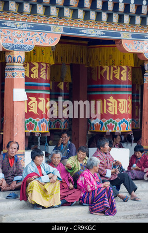 Pèlerins dans le National Memorial Chorten, Thimphu (capitale), Bhoutan, Asie Banque D'Images