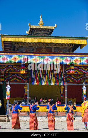 Danseuses à Tsechu festival, Gangtey Gompa, Monastère de la vallée de Phobjikha, Bhoutan, Asie Banque D'Images
