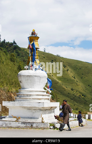 Stupa à Pele La pass (2953m), Montagne Noire, l'Asie Bhoutan Banque D'Images