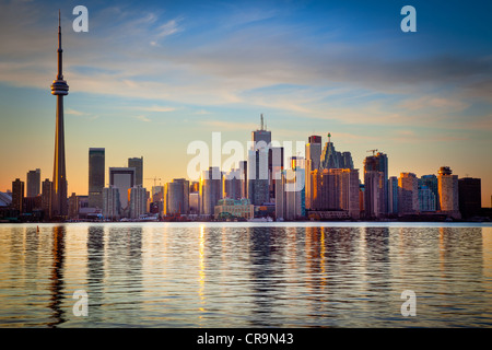 Le centre-ville de Toronto Skyline, y compris la Tour CN et le Centre Rogers, comme vu en début de soirée Banque D'Images