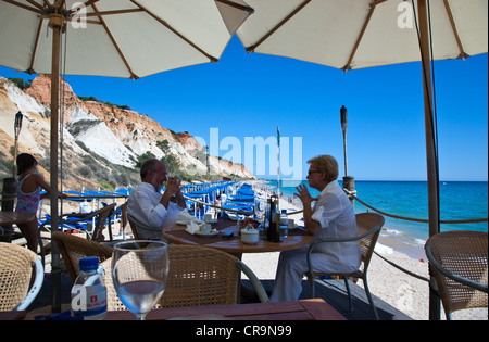 L'Europe au Portugal, Algarve, Albufeira, le Praia da Falesia bar sur la plage Banque D'Images