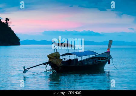 Silhouette de bateau longtail sur le coucher du soleil près de l'île de Phi-Phi, Thaïlande Banque D'Images