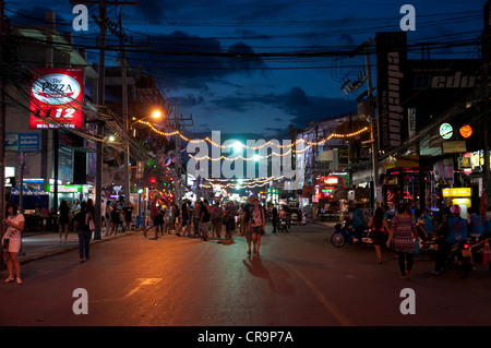 Bangla Road - la rue de marche sur la plage de Patong à Phuket, Thaïlande Banque D'Images