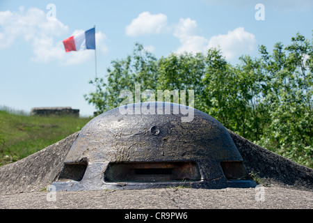 Point d'observation à fort Vaux Verdun, Lorraine, France avec le Tricoleur palpitations dans l'arrière-plan Banque D'Images