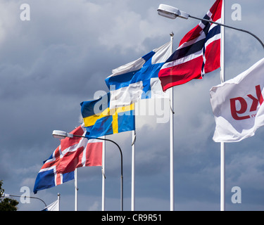 Drapeaux des pays nordiques (de gauche à droite de l'Islande, le Danemark, la Suède, la Finlande et la Norvège) voler dans le port d'Oskarshamn Banque D'Images