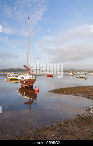 Un bateau attend que la marée montante d'arriver sur la rivière Exe, à l'aube. Pris sur l'estuaire à Exmouth. Banque D'Images