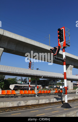 Former des signaux pour railroad et feu de circulation pour locomotive, Bangkok, Thaïlande Banque D'Images