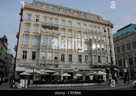 Le café Mozart est situé dans le même bâtiment que l''hôtel Sacher, sur l''Albertinaplatz, à Vienne, en Autriche. Banque D'Images