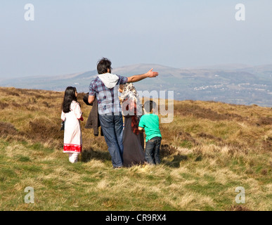 Sur la famille à pied sur la colline, au-dessus de Holcombe Ramsbottom, West Pennines, Greater Manchester / anche,UK Banque D'Images