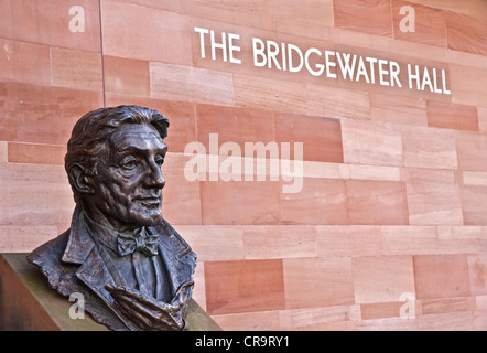 Sculpture / buste de sir John Barbirolli (par Byron Howard), à l'extérieur de la Bridgewater Hall, Barbirolli Square, Manchester, UK Banque D'Images