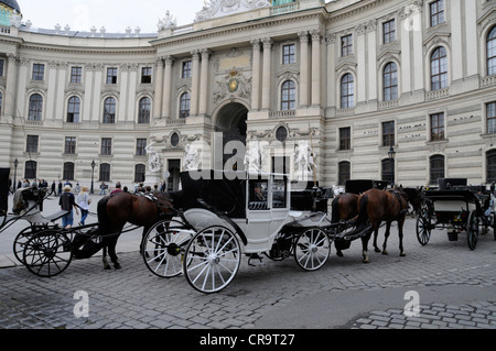 Des calèches stationnées en dehors de la Hofburg à Vienne, Autriche Banque D'Images